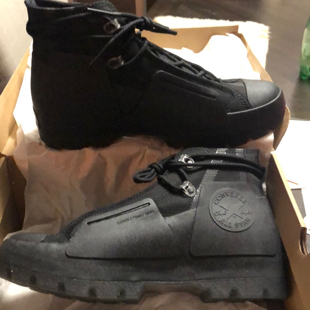 Converse NWT/ box. Flash $